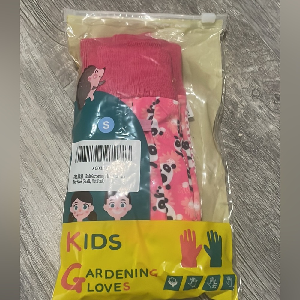 Brand new 3 pack girls gardening gloves. Ages 3-6 pink panda